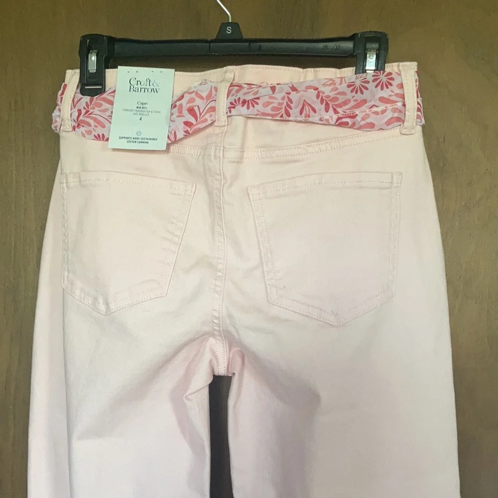 Croft & barrow pink jean mid rise Capri with floral scarf belt size 4 - Picture 8 of 17